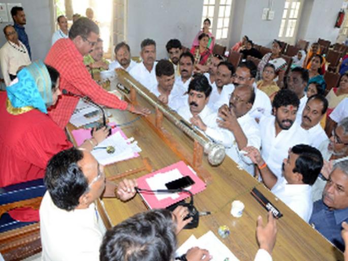 In Dhule Municipal Corporation's General Assembly, there is a attack on the Majpraver General Assembly | धुळे मनपाच्या महासभेत शासनासह मजीप्रावर हल्लाबोल In Dhule Municipal Corporation's General Assembly, there is a attack on the Majpraver General Assembly | धुळे मनपाच्या महासभेत शासनासह मजीप्रावर हल्लाबोल