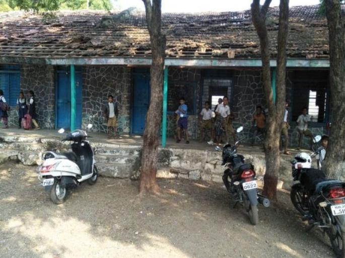 Schools in Dhule district are digitized, classrooms are dangerous | धुळे जिल्ह्यात शाळा डिजीटल, वर्गखोल्या मात्र धोकेदायक Schools in Dhule district are digitized, classrooms are dangerous | धुळे जिल्ह्यात शाळा डिजीटल, वर्गखोल्या मात्र धोकेदायक