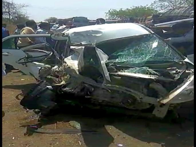 Car slap in the truck near Nandura | नांदुराजवळील ट्रकच्या धडकेत कारचा चुराडा Car slap in the truck near Nandura | नांदुराजवळील ट्रकच्या धडकेत कारचा चुराडा
