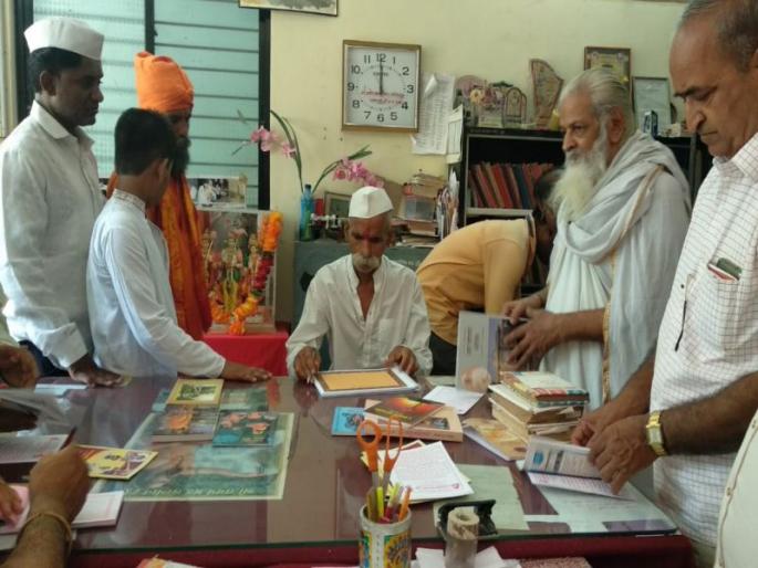 Sambhaji Bhide Guruji visits Vagdevata temple in Dhule | धुळे येथील वाग्देवता मंदिरास संभाजी भिडे गुरूजी यांची भेट 