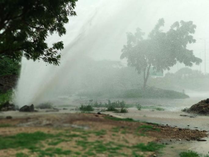 Leakage of the tapewater tapi scheme to the water tank of Sonughira | धुळयातील तापी योजनेच्या जलवाहिनीला सोनगिरजवळ गळती Leakage of the tapewater tapi scheme to the water tank of Sonughira | धुळयातील तापी योजनेच्या जलवाहिनीला सोनगिरजवळ गळती