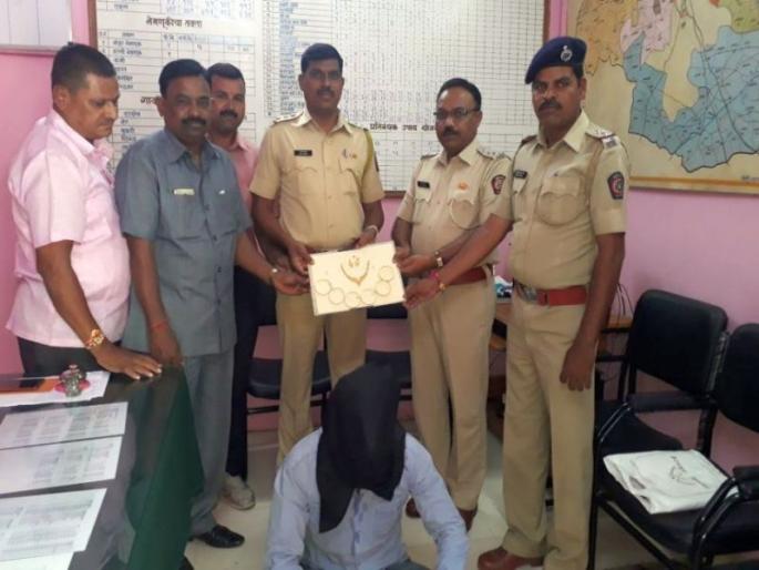 Theft of Ratanpura exposed, the thieves of the gazadas along with the issue | रतनपुराची चोरी उघड, मुद्देमालासह चोरटा गजाआड Theft of Ratanpura exposed, the thieves of the gazadas along with the issue | रतनपुराची चोरी उघड, मुद्देमालासह चोरटा गजाआड