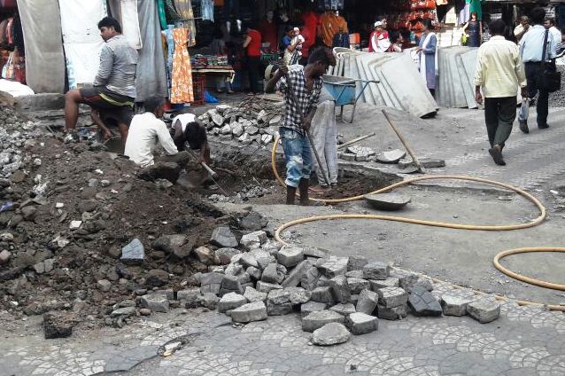 Start of work of 10 lakh drainage-trails in Dombivliit Shiva Market area | डोंबिवलीत शिवमार्केट प्रभागात १० लाखांच्या गटार-पायवाटांच्या कामाला सुरुवात Start of work of 10 lakh drainage-trails in Dombivliit Shiva Market area | डोंबिवलीत शिवमार्केट प्रभागात १० लाखांच्या गटार-पायवाटांच्या कामाला सुरुवात