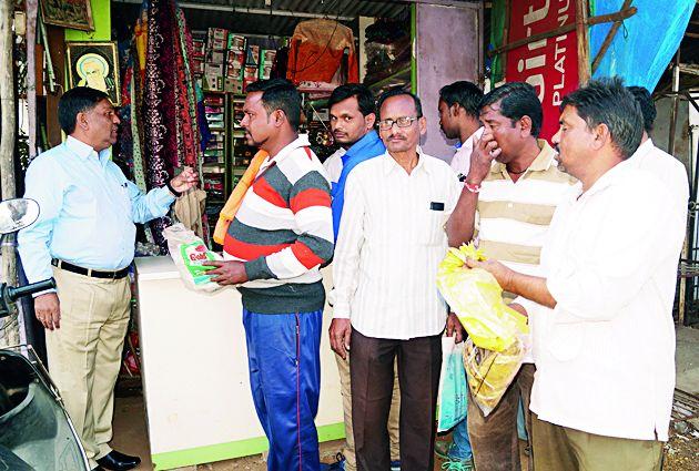 50 kg plastic bags seized | ५० किलो प्लास्टिक पिशव्या जप्त 50 kg plastic bags seized | ५० किलो प्लास्टिक पिशव्या जप्त