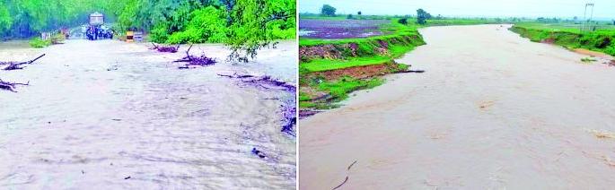 Many villages are out of touch due to incessant rain | संततधार पावसाने अनेक गावे संपर्काबाहेर Many villages are out of touch due to incessant rain | संततधार पावसाने अनेक गावे संपर्काबाहेर