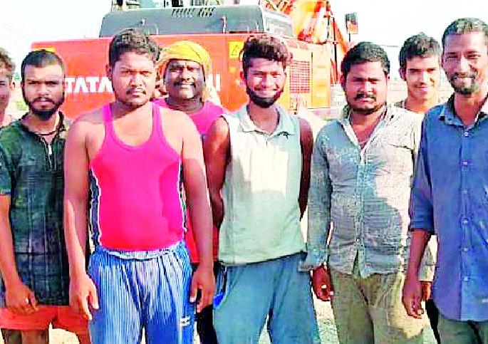 19 laborers from Jogisakhara area are trapped in Karnataka | जोगीसाखरा भागातील १९ मजूर कर्नाटकात अडकले 19 laborers from Jogisakhara area are trapped in Karnataka | जोगीसाखरा भागातील १९ मजूर कर्नाटकात अडकले