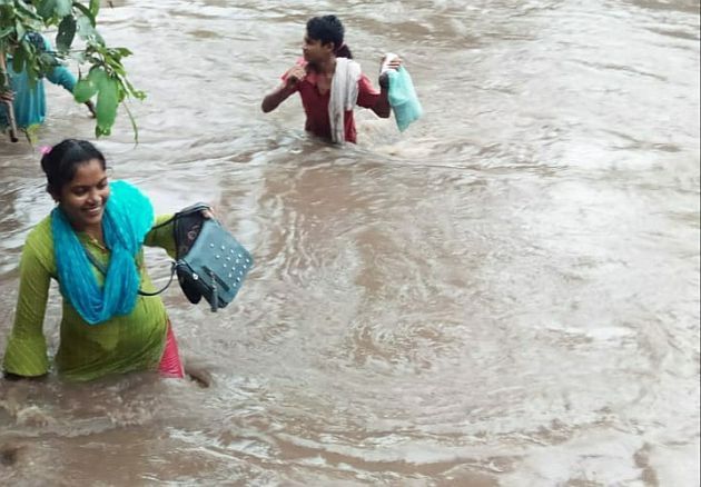 walking through water is must here for duty; Fact in Gadchiroli | येथे कंबरभर पाण्यातून वाट काढत बजावावे लागते कर्तव्य walking through water is must here for duty; Fact in Gadchiroli | येथे कंबरभर पाण्यातून वाट काढत बजावावे लागते कर्तव्य