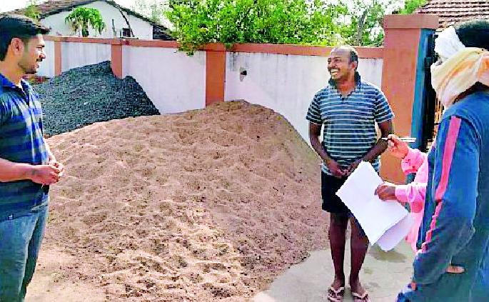 Seized sand dunes kept at home | घरी ठेवलेले रेतीचे ढीग जप्त