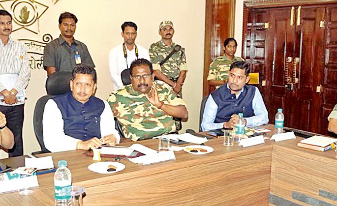 Give surrendered Naxals house through government scheme | आत्मसमर्पित नक्षलवाद्यांना सरकारी योजनेतून घरे द्या  Give surrendered Naxals house through government scheme | आत्मसमर्पित नक्षलवाद्यांना सरकारी योजनेतून घरे द्या