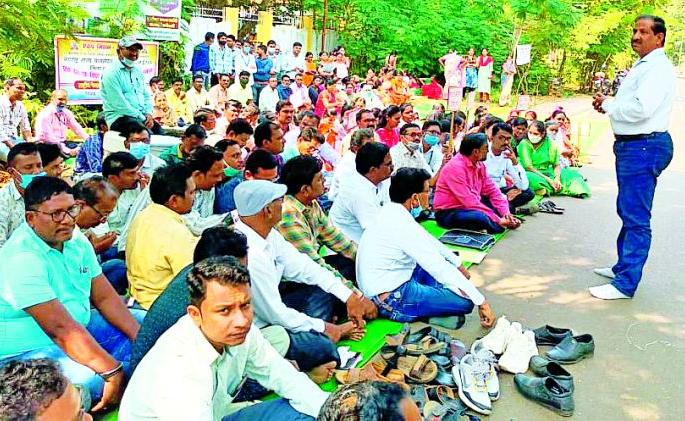 Turn off NPS and pay old pension, employees on the road | एनपीएस बंद करून जुनी पेन्शन द्या, कर्मचारी रस्त्यावर Turn off NPS and pay old pension, employees on the road | एनपीएस बंद करून जुनी पेन्शन द्या, कर्मचारी रस्त्यावर