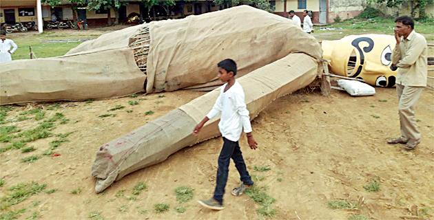 Three laborers injured in road accident of Ravana | रावणाची प्रतिकृती कोसळून तीन मजूर जखमी