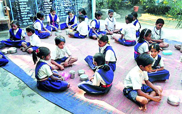 Students' lunch is at home | विद्यार्थ्यांचे दुपारचे भोजन घरच्या डब्यावर Students' lunch is at home | विद्यार्थ्यांचे दुपारचे भोजन घरच्या डब्यावर