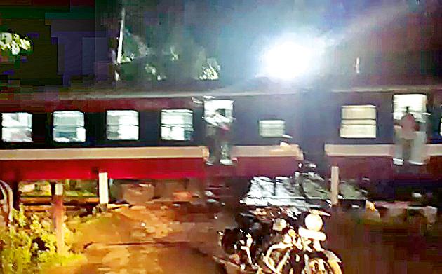 And the train started from the open door | अन् खुल्या फाटकातून रेल्वेगाडी निघाली And the train started from the open door | अन् खुल्या फाटकातून रेल्वेगाडी निघाली