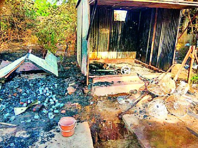 Fire burns and shops burn | आगीत पानठेला व दुकानातील साहित्य जळून खाक Fire burns and shops burn | आगीत पानठेला व दुकानातील साहित्य जळून खाक