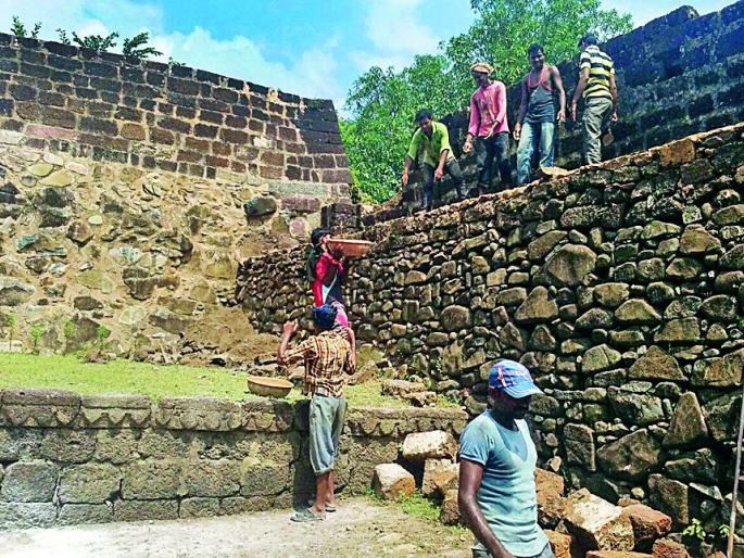 Fund expenditure on the entrance to the fort for five years | पाच वर्षांपासून किल्ल्याच्या प्रवेशद्वारावरच निधी खर्च Fund expenditure on the entrance to the fort for five years | पाच वर्षांपासून किल्ल्याच्या प्रवेशद्वारावरच निधी खर्च