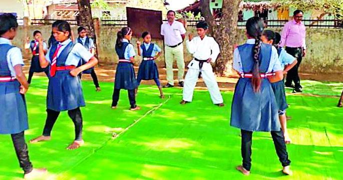 9 50 students taking lessons in personality development | ९५० विद्यार्थी घेताहेत व्यक्तिमत्त्व विकासाचे धडे 9 50 students taking lessons in personality development | ९५० विद्यार्थी घेताहेत व्यक्तिमत्त्व विकासाचे धडे