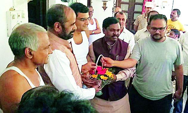 Ahir visits 'Lokviradari' | ‘लोकबिरादरी’ला अहीर यांची भेट