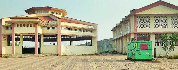 Launch of graveyard stalled from year to year | वर्षभरापासून रखडले स्मशानभूमीचे लोकार्पण Launch of graveyard stalled from year to year | वर्षभरापासून रखडले स्मशानभूमीचे लोकार्पण