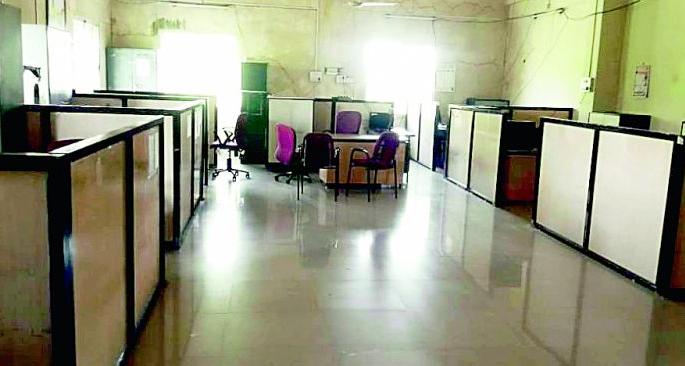 Diwali fever, government offices are covered in dew | दिवाळी फिवर, शासकीय कार्यालये पडली ओस Diwali fever, government offices are covered in dew | दिवाळी फिवर, शासकीय कार्यालये पडली ओस