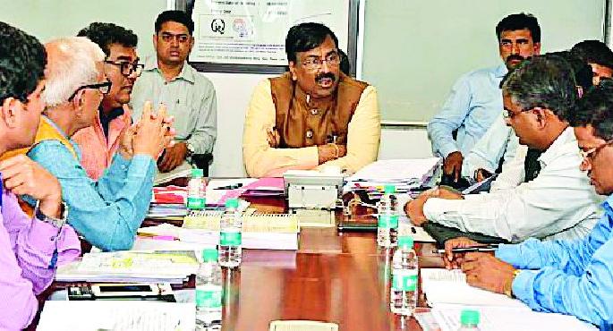 Review of the questions of the district taken by finance and forest ministers | अर्थ व वनमंत्र्यांनी घेतला जिल्ह्याच्या प्रश्नांचा आढावा