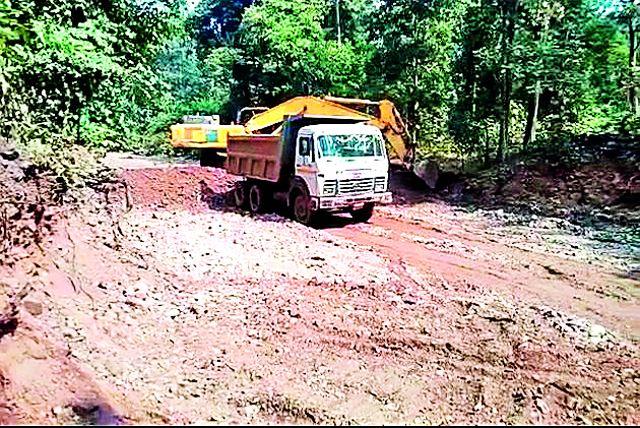 Pokleen and Tips seized | पोकलेन व टिप्पर जप्त Pokleen and Tips seized | पोकलेन व टिप्पर जप्त