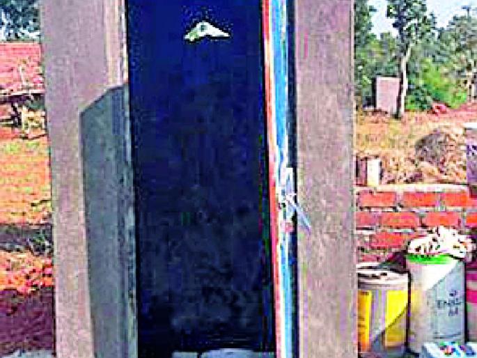 30 lakh toilere scandal exposed in Marpoli | मरपल्लीत ३० लाखांचा शौचालय घोटाळा उघड 30 lakh toilere scandal exposed in Marpoli | मरपल्लीत ३० लाखांचा शौचालय घोटाळा उघड