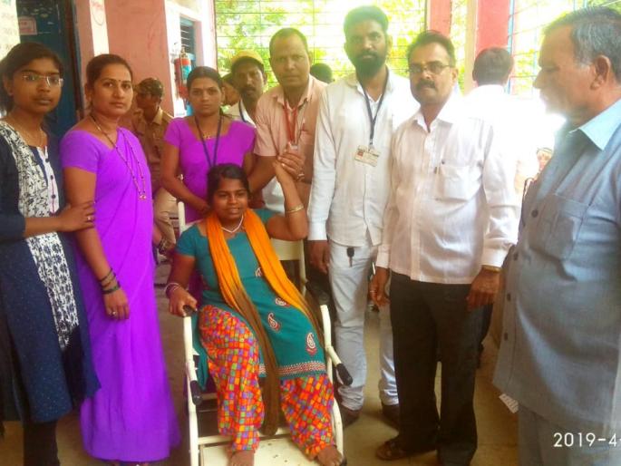 Mundegaon, a multi-girl girl has voted the right to vote | मुंढेगाव येथे बहुदिव्यांग मुलीने बजावला मतदानाचा हक्क Mundegaon, a multi-girl girl has voted the right to vote | मुंढेगाव येथे बहुदिव्यांग मुलीने बजावला मतदानाचा हक्क