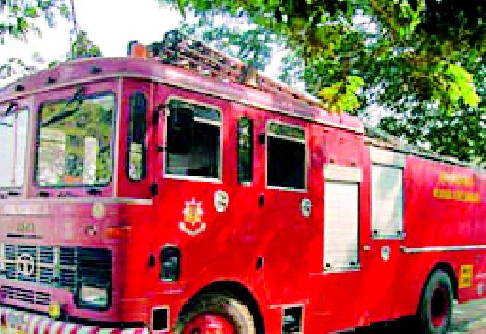 Waste of thousands of liters of water per day due to lack of safety wall | सेफ्टीवॉल अभावी दररोज हजार लिटर पाण्याचा अपव्यय