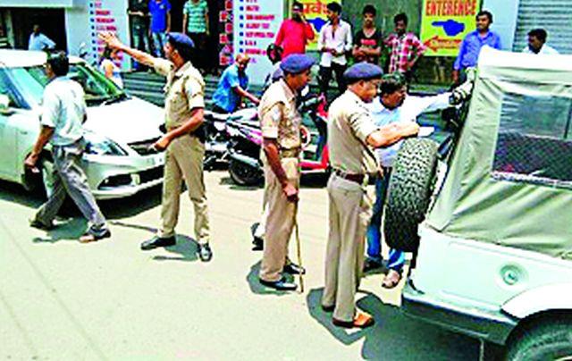 Road accidents in the street and the drivers of dangerous vehicles | रस्त्यावर धोकादायक वाहने चालविणाऱ्यांंवर गुन्हे दाखल