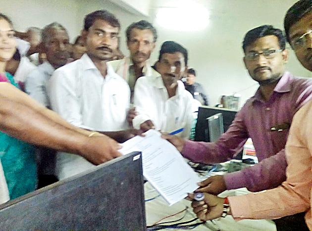 Center rush to file nomination application | नामाकंन अर्ज दाखल करण्यासाठी केंद्रावर गर्दी Center rush to file nomination application | नामाकंन अर्ज दाखल करण्यासाठी केंद्रावर गर्दी