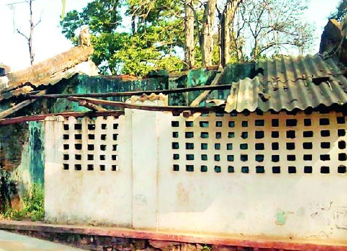 Knowledge of students in a dilapidated building | जीर्ण इमारतीत विद्यार्थ्यांचे ज्ञानार्जन Knowledge of students in a dilapidated building | जीर्ण इमारतीत विद्यार्थ्यांचे ज्ञानार्जन