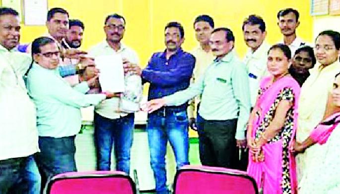 The village officials handed over the bribe to the development authorities | ग्रामसेवकांनी सोपविल्या खंडविकास अधिकाऱ्यांकडे चाव्या