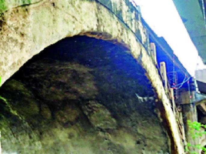 Six crore to flyover | सहा कोटी खर्चून पाडणार उड्डाणपूल Six crore to flyover | सहा कोटी खर्चून पाडणार उड्डाणपूल