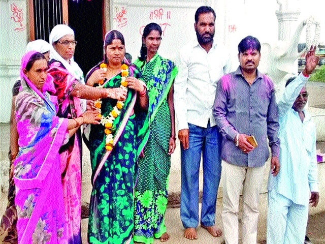 Rohini Gore is unconstitutional for country's sub-sector | देशमानेच्या उपसरपंचपदी रोहिणी गोरे बिनविरोध Rohini Gore is unconstitutional for country's sub-sector | देशमानेच्या उपसरपंचपदी रोहिणी गोरे बिनविरोध