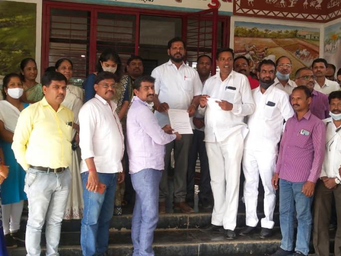 An hour-long sit-in agitation of the employees' federation | कर्मचारी महासंघाचे तासभर ठिय्या आंदोलन An hour-long sit-in agitation of the employees' federation | कर्मचारी महासंघाचे तासभर ठिय्या आंदोलन