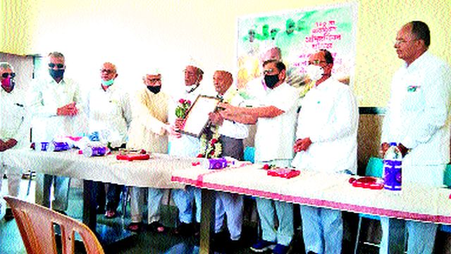 Janubhau Aher's 100th Abhishtachinna ceremony | जनुभाऊ आहेर यांचा शंभरावा अभीष्टचिंन सोहळा Janubhau Aher's 100th Abhishtachinna ceremony | जनुभाऊ आहेर यांचा शंभरावा अभीष्टचिंन सोहळा