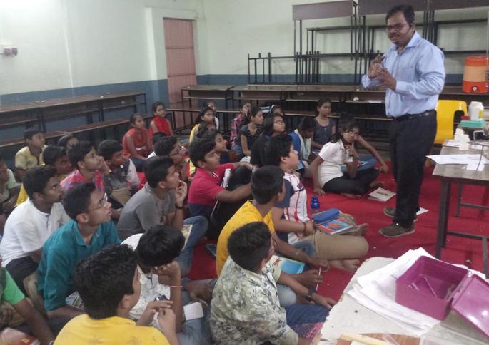 An ideal science teacher | विज्ञान पेरणारा जालन्याचा अवलिया An ideal science teacher | विज्ञान पेरणारा जालन्याचा अवलिया