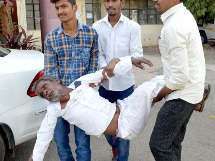 The farmer's question is not solved even after attempt of suicide | विष घेऊनही शेतकऱ्याचा प्रश्न सुटेना The farmer's question is not solved even after attempt of suicide | विष घेऊनही शेतकऱ्याचा प्रश्न सुटेना