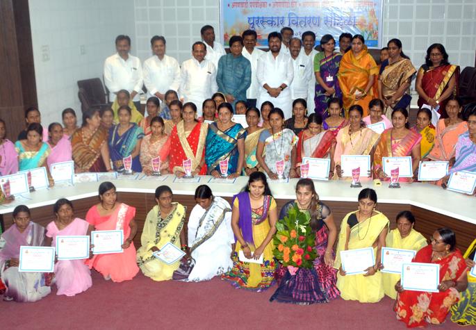 Government is positive about the problems of Anganwadi Sevikas | अंगणवाडी सेविकांच्या प्रश्नांबाबत शासन सकारात्मक Government is positive about the problems of Anganwadi Sevikas | अंगणवाडी सेविकांच्या प्रश्नांबाबत शासन सकारात्मक