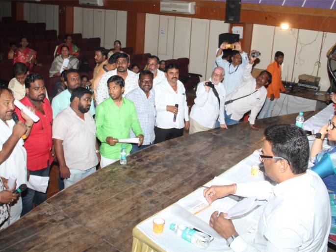 Water supply, cleanliness, confusion | पाणीपुरवठा, स्वच्छतेवरून गोंधळ Water supply, cleanliness, confusion | पाणीपुरवठा, स्वच्छतेवरून गोंधळ