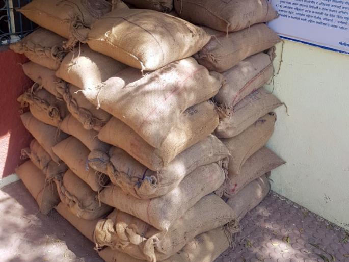 40 bags pigeon peas seized | चोरीला गेलेली ४० पोते तूर जप्त