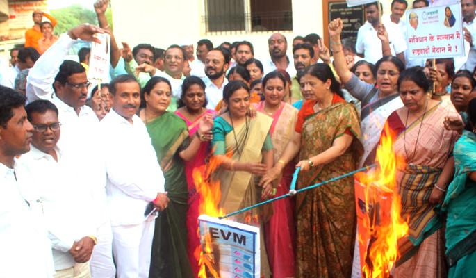 NCP on the road for the Constitution | संविधानासाठी राष्ट्रवादी रस्त्यावर NCP on the road for the Constitution | संविधानासाठी राष्ट्रवादी रस्त्यावर