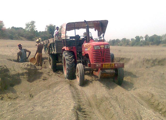 Sand smugglers fined Rs 2 crore | वाळू तस्करांना ३ कोटी रुपयांचा दंड