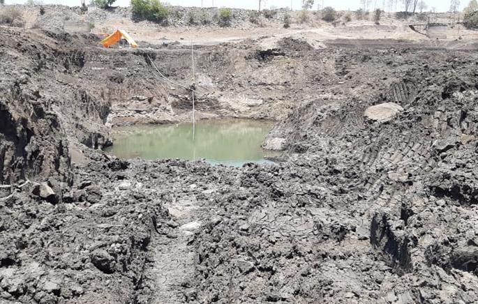 A bout to cater to the thirst of the citizens | चर खोदून नागरिकांची तहान भागविण्यासाठी चढाओढ A bout to cater to the thirst of the citizens | चर खोदून नागरिकांची तहान भागविण्यासाठी चढाओढ