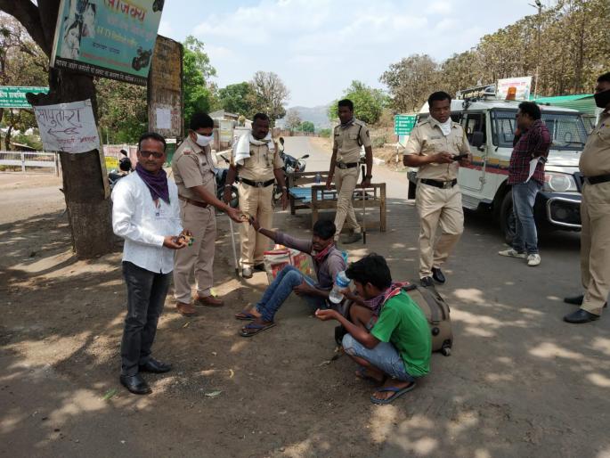 Hands outstretched to help returning laborers from abroad | परराज्यातून परतणाऱ्या मजूरांच्या मदतीसाठी सरसावले हात Hands outstretched to help returning laborers from abroad | परराज्यातून परतणाऱ्या मजूरांच्या मदतीसाठी सरसावले हात