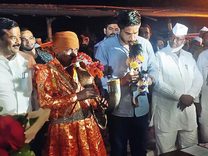 Rohit Pawar's footsteps trembled at the festival of mountains of Kalvan | कळवणच्या डोंगऱ्या देव उत्सवात थिरकली रोहित पवार यांची पावले Rohit Pawar's footsteps trembled at the festival of mountains of Kalvan | कळवणच्या डोंगऱ्या देव उत्सवात थिरकली रोहित पवार यांची पावले