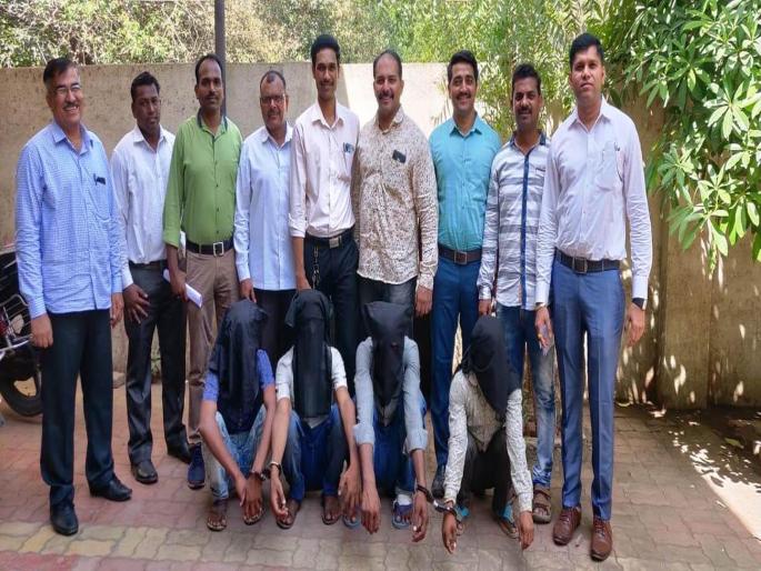 The robbery gang arrested; robbers were beaten and looted to the railway passenger | रेल्वे प्रवाशांची फसवणूक करुन मारहाण करत लूट करणारी गॅंग जेरबंद The robbery gang arrested; robbers were beaten and looted to the railway passenger | रेल्वे प्रवाशांची फसवणूक करुन मारहाण करत लूट करणारी गॅंग जेरबंद