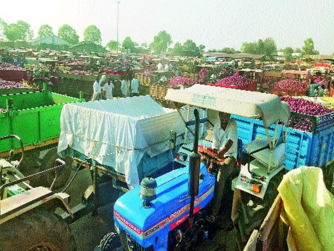 Onion dropped to Rs 800: Lasalgaon, Yeola: Indirect bans on export claim direct hit | कांदा आठशे रु पयांनी घसरला : लासलगाव, येवला : निर्यातीवर अप्रत्यक्ष बंदीमुळे थेट फटका बसल्याचा दावा