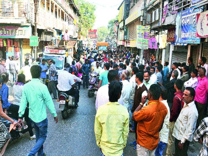 Action against encroachment on Sunday in Karanja: Notice to 50 VPs | रविवार कारंजावर अतिक्रमण विरोधी मोहीम मनपाची कारवाई : ५० व्यापाºयांना नोटिसा