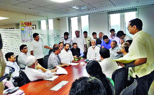 Reduce the electricity charges on the lugging industry | यंत्रमाग उद्योगावरील विजेचे शुल्क कमी करा Reduce the electricity charges on the lugging industry | यंत्रमाग उद्योगावरील विजेचे शुल्क कमी करा